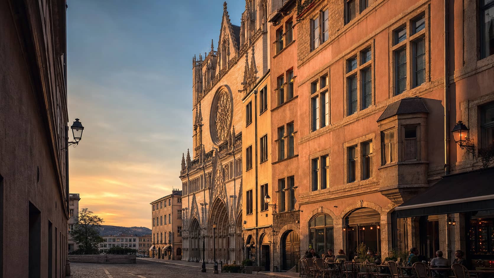 Rue du Vieux Lyon au coucher du soleil, façades Renaissance et cathédrale Saint-Jean