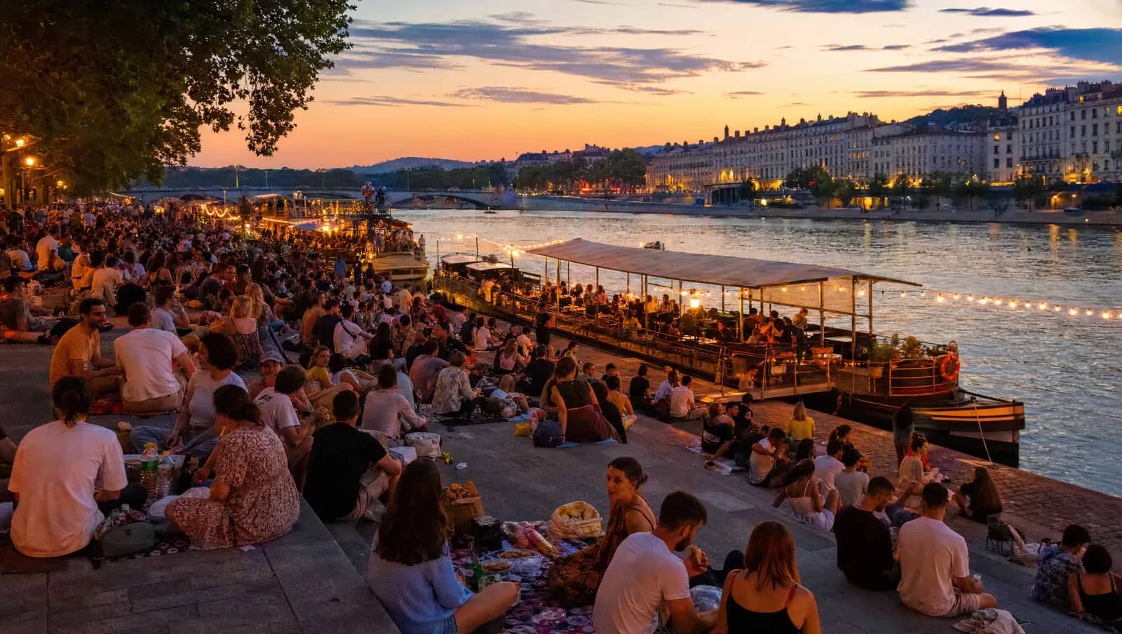 Pique-nique au crépuscule sur les berges du Rhône à Lyon un soir d'été