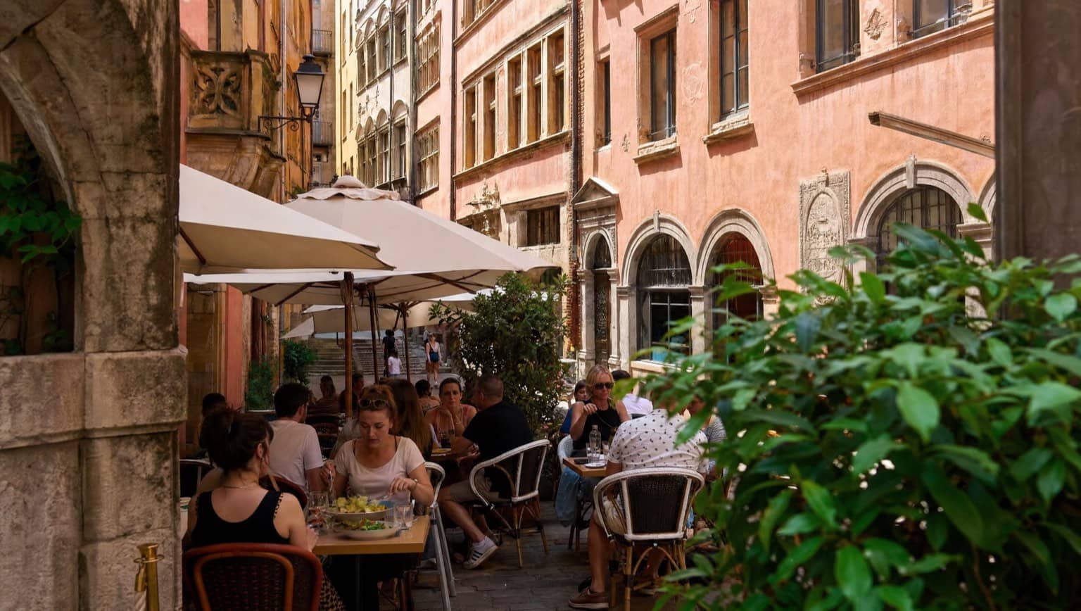 Terrasse ombragée dans une rue du Vieux Lyon pendant la canicule