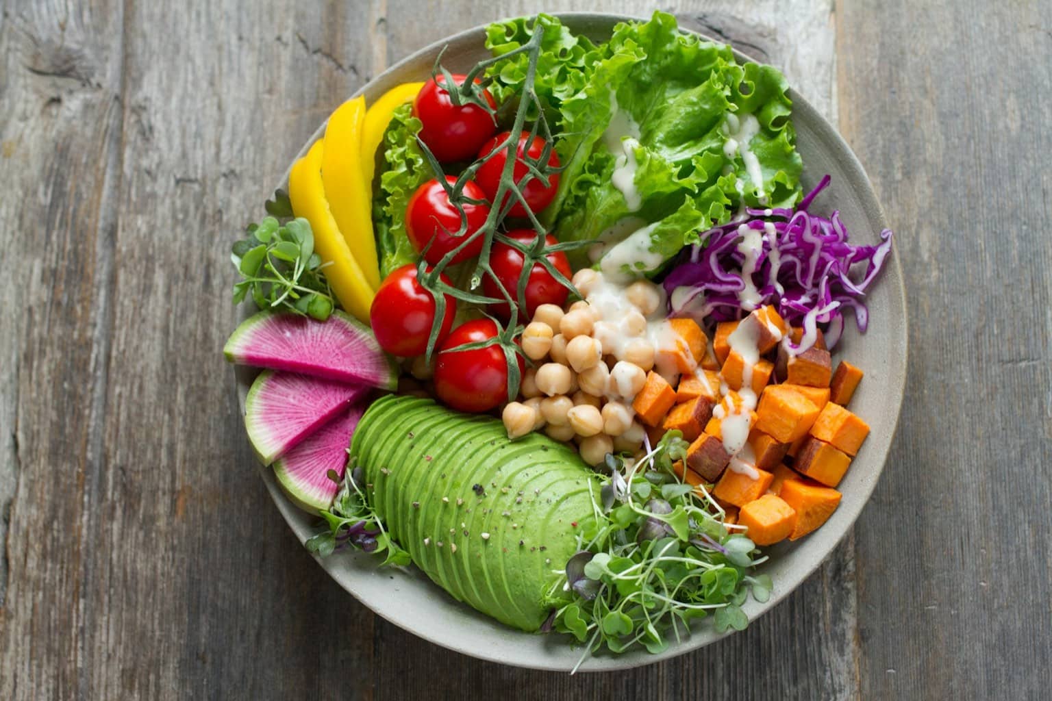 Bol coloré de salade végétarienne aux légumes frais et noix