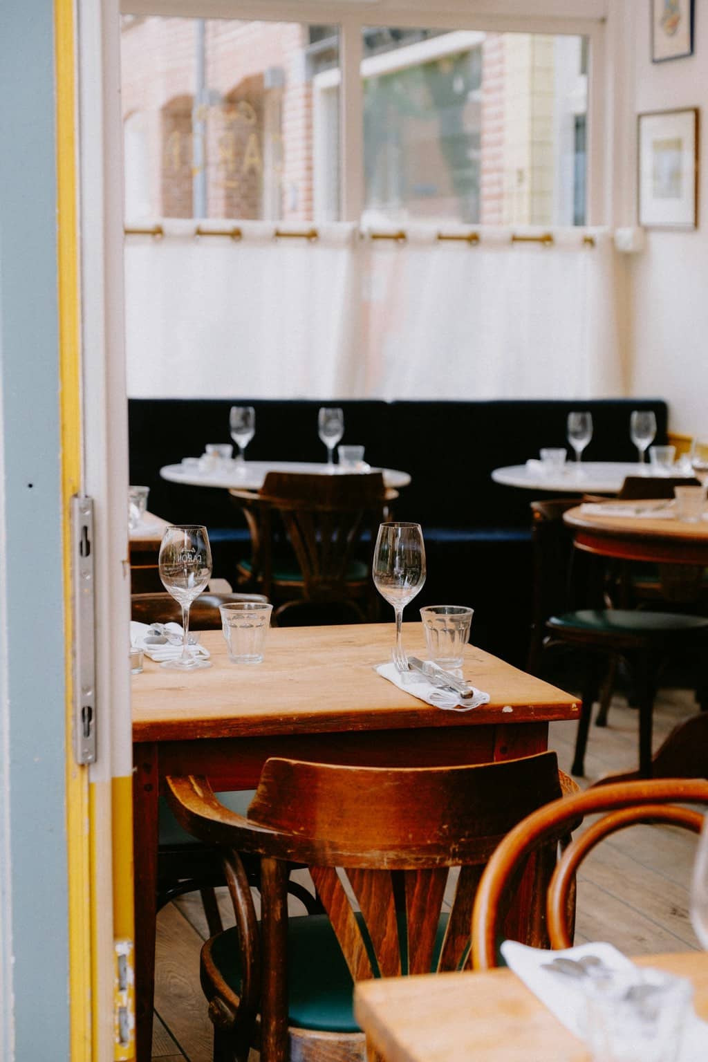 Intérieur chaleureux d'un bouchon avec tables en bois et verres à vin