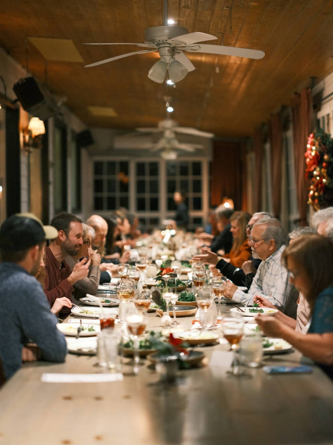 Longue tablée conviviale au restaurant, repas entre amis