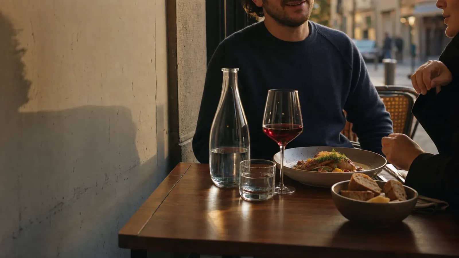 Repas de bistrot avec un verre de vin après le salon lyonnais