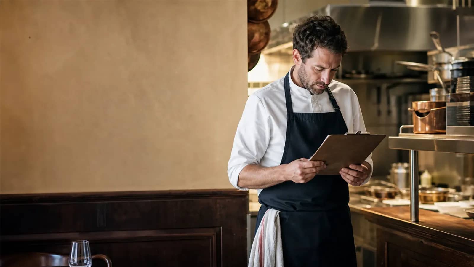 Chef restaurateur lyonnais préparant son audit Maître-restaurateur