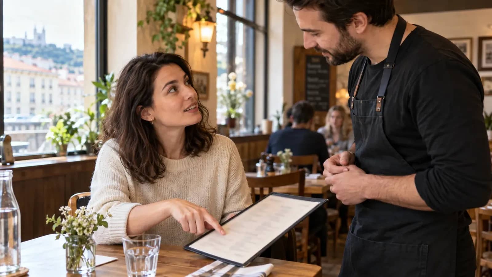 Cliente demandant au serveur des précisions sur les plats sans gluten