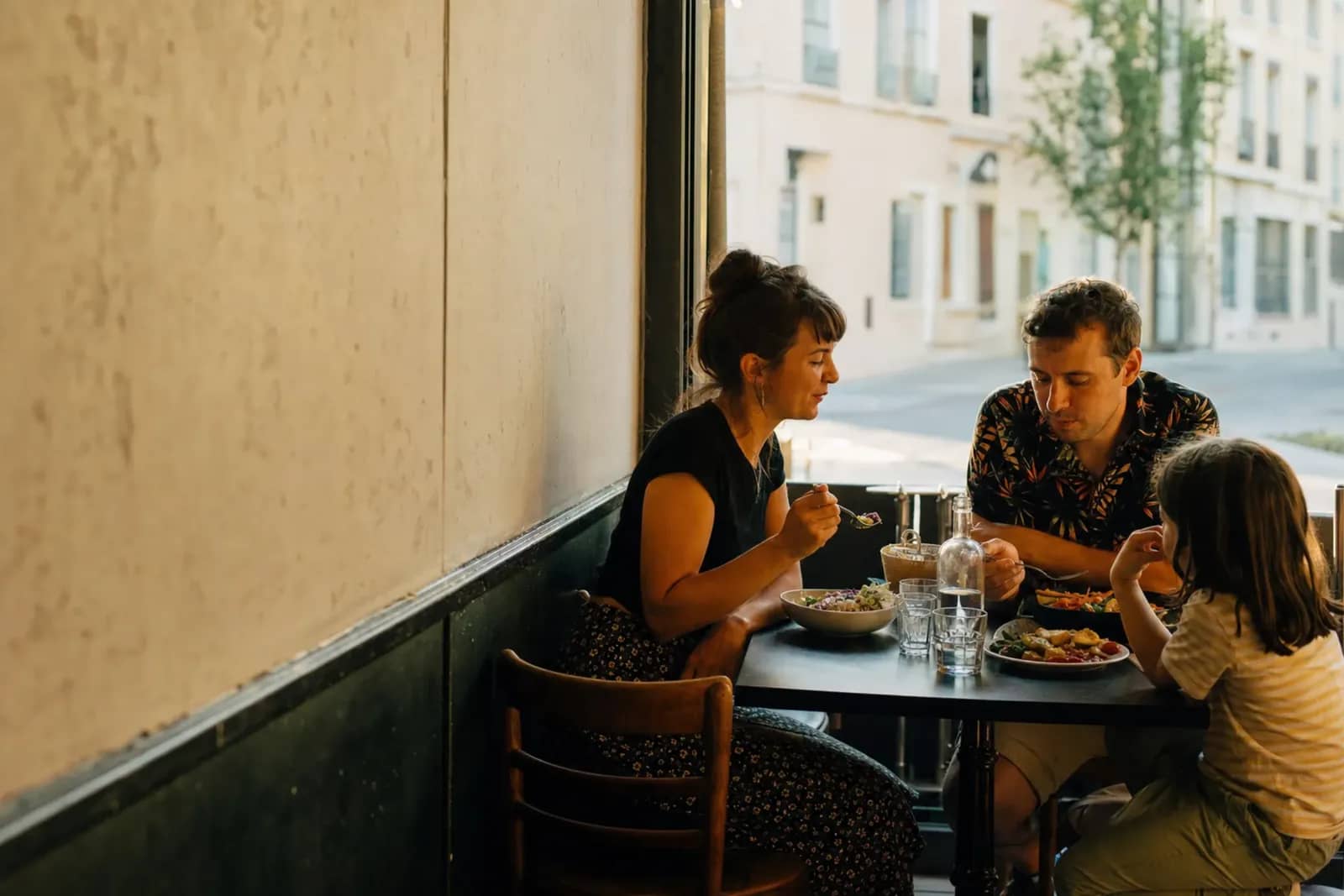 Famille dînant tôt dans un bistrot du 3e arrondissement de Lyon avant un concert