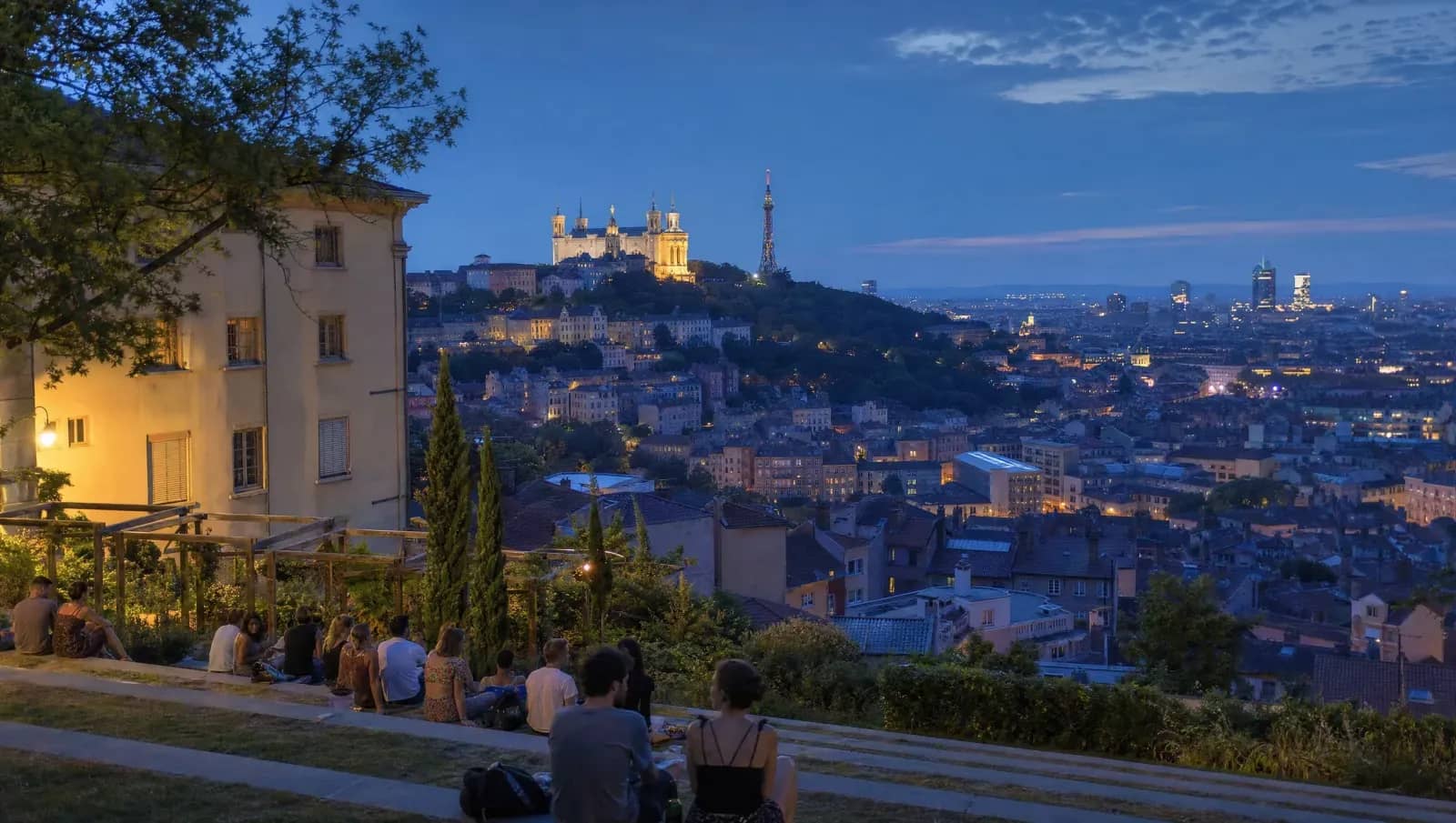 Vue sur Fourvière à l'heure bleue depuis le jardin de la Grande Côte, sur les pentes de la Croix-Rousse
