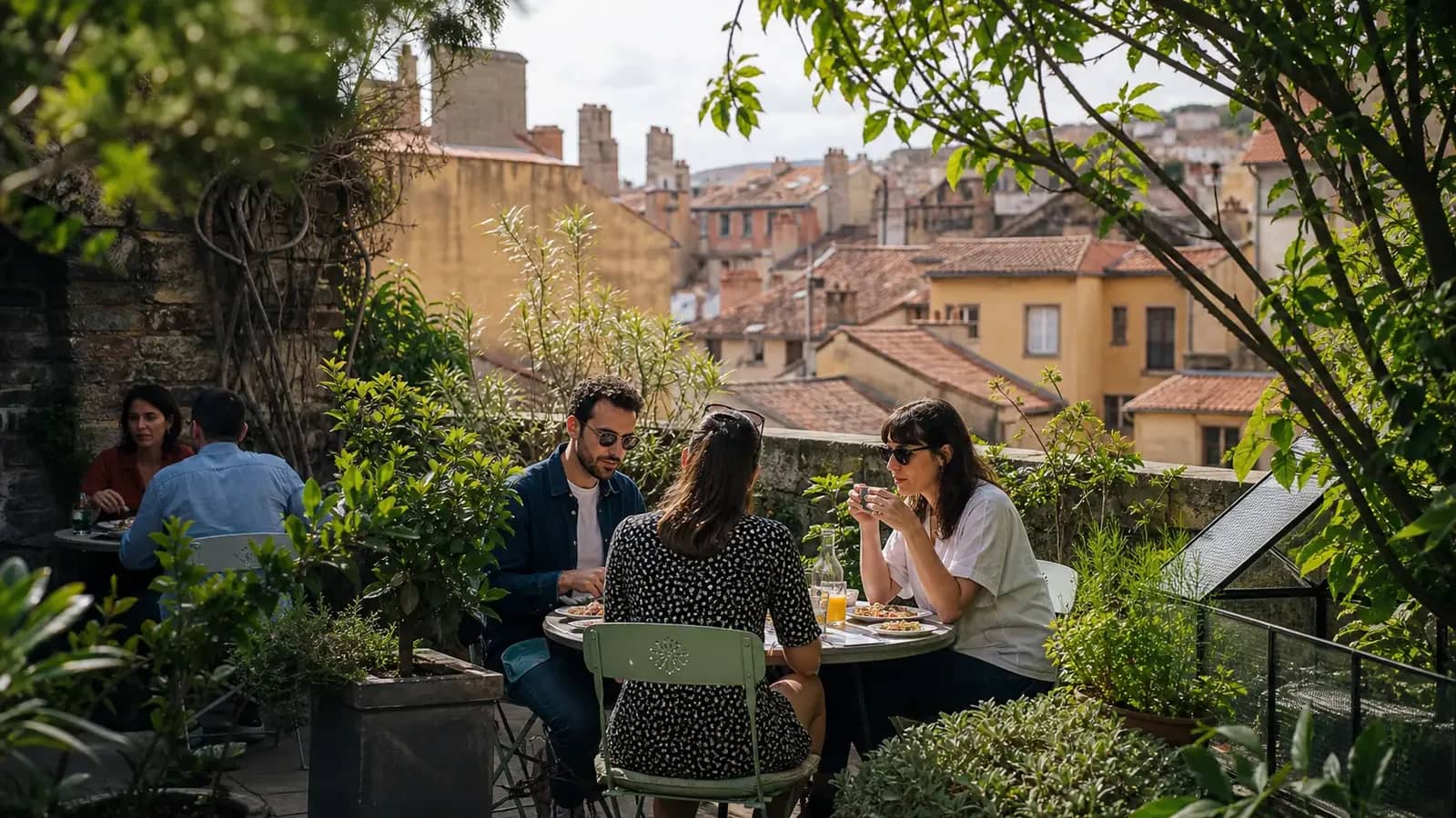Déjeuner dans un jardin caché sur les toits du Vieux Lyon