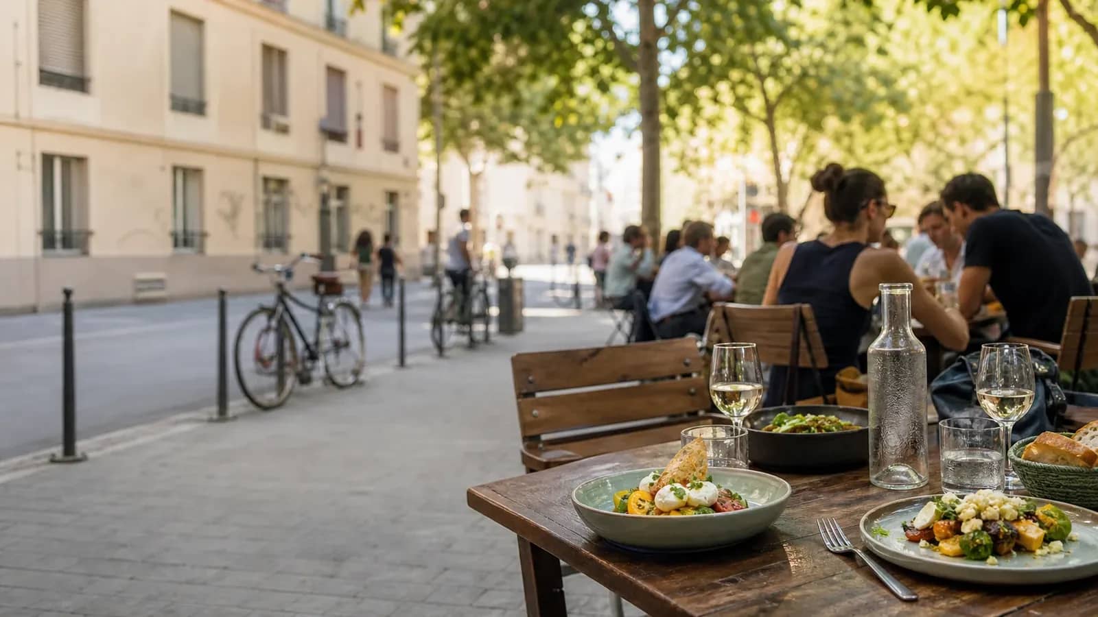Terrasse générique d’un restaurant du 7e arrondissement de Lyon à l’heure du déjeuner