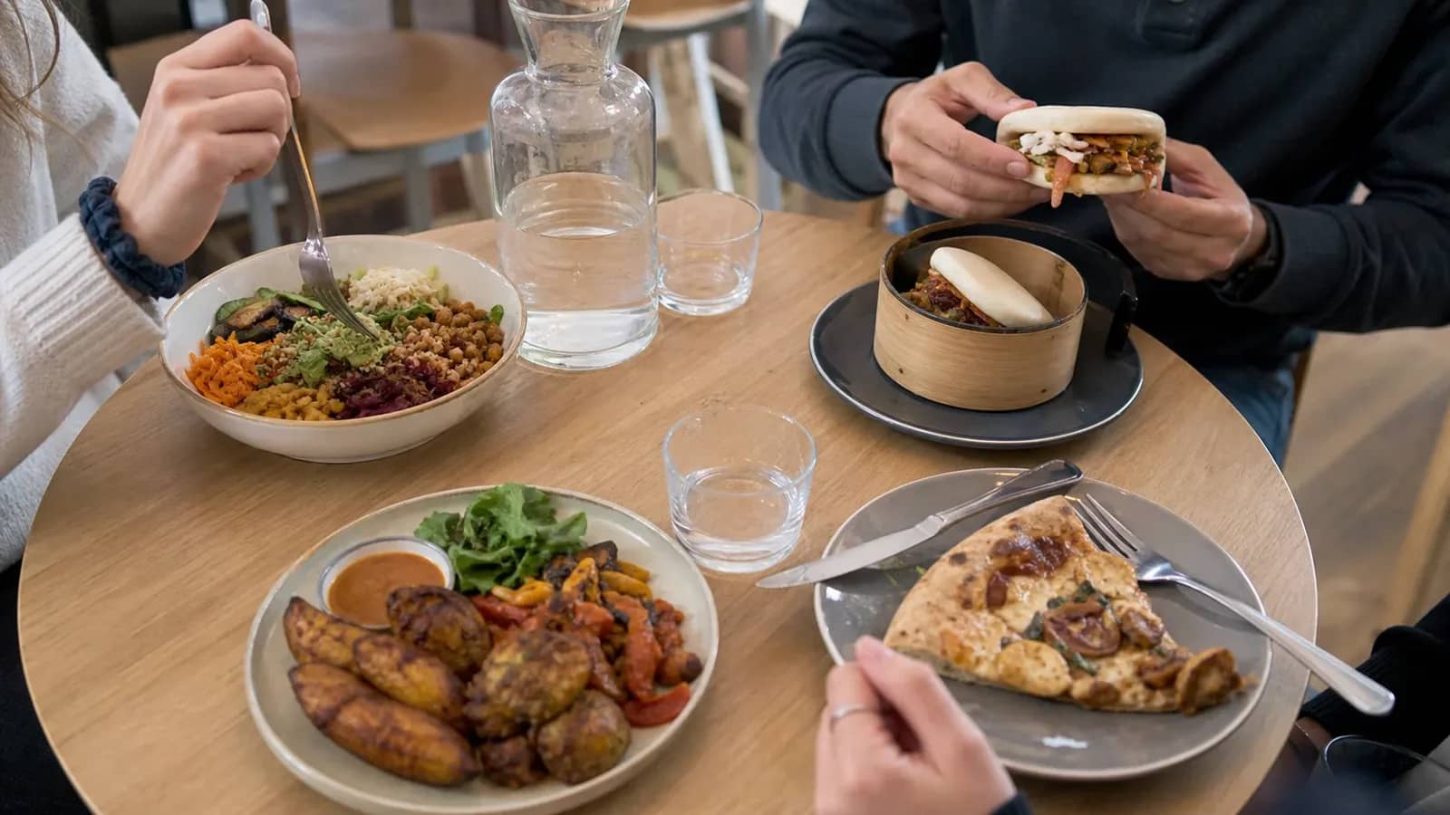 Déjeuner abordable et varié autour d’une table générique à la Guillotière