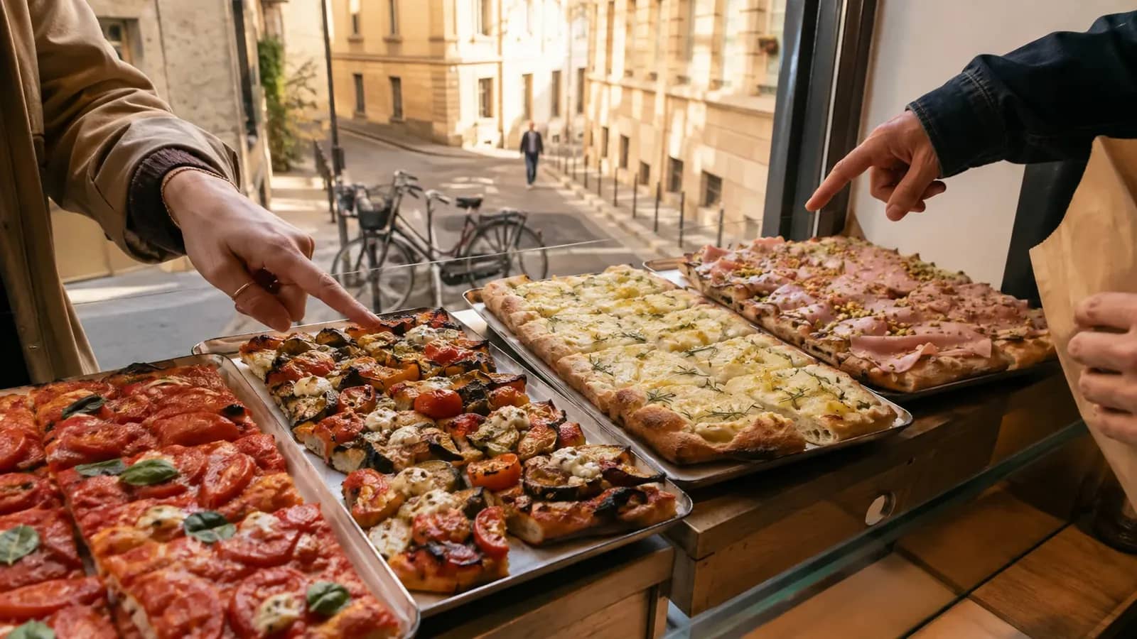 Parts de pizza romaine présentées au comptoir à Lyon