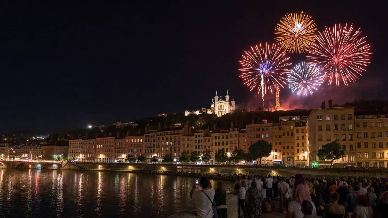 Feu d'artifice du 14 juillet au-dessus de la colline de Fourvière à Lyon, vu depuis les quais de Saône