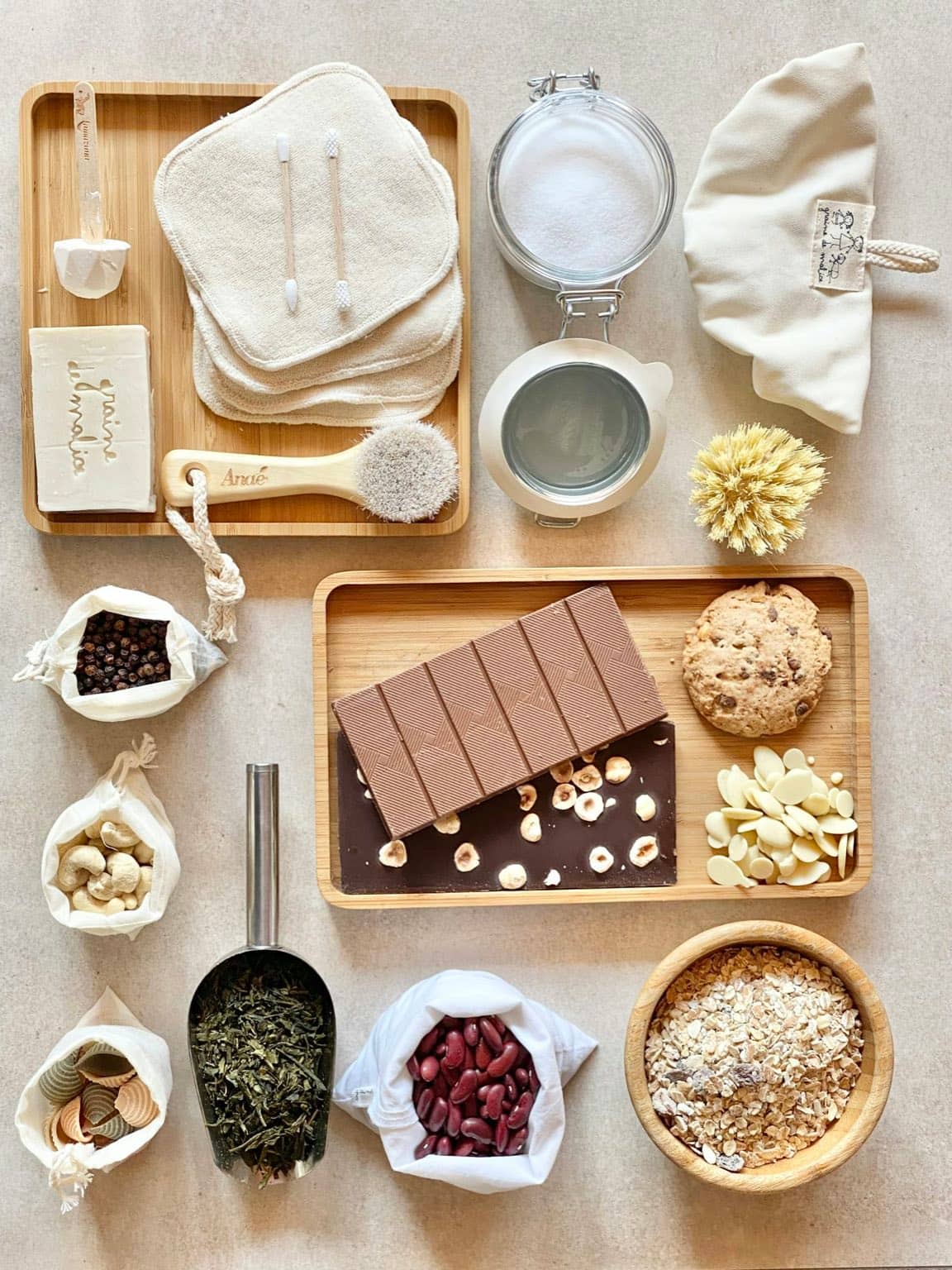 Aliments variés disposés sur un plateau pour cuisine zéro déchet