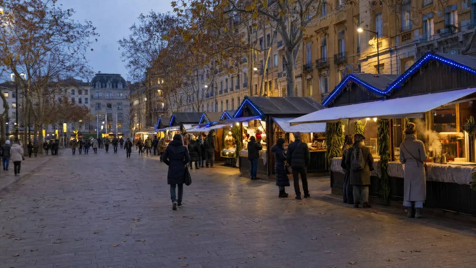 Les chalets du marché de Noël de Lyon, place Carnot, à la tombée de la nuit
