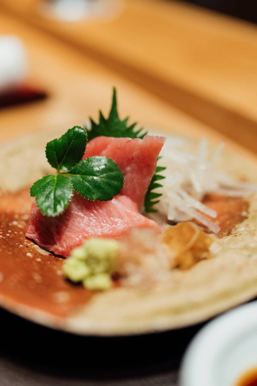 Sushis joliment dressés sur une assiette noire avec baguettes