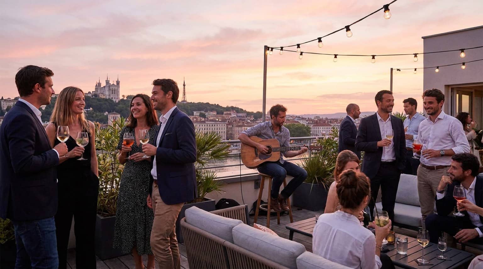 Rooftop lyonnais au coucher du soleil avec un musicien et des convives en terrasse