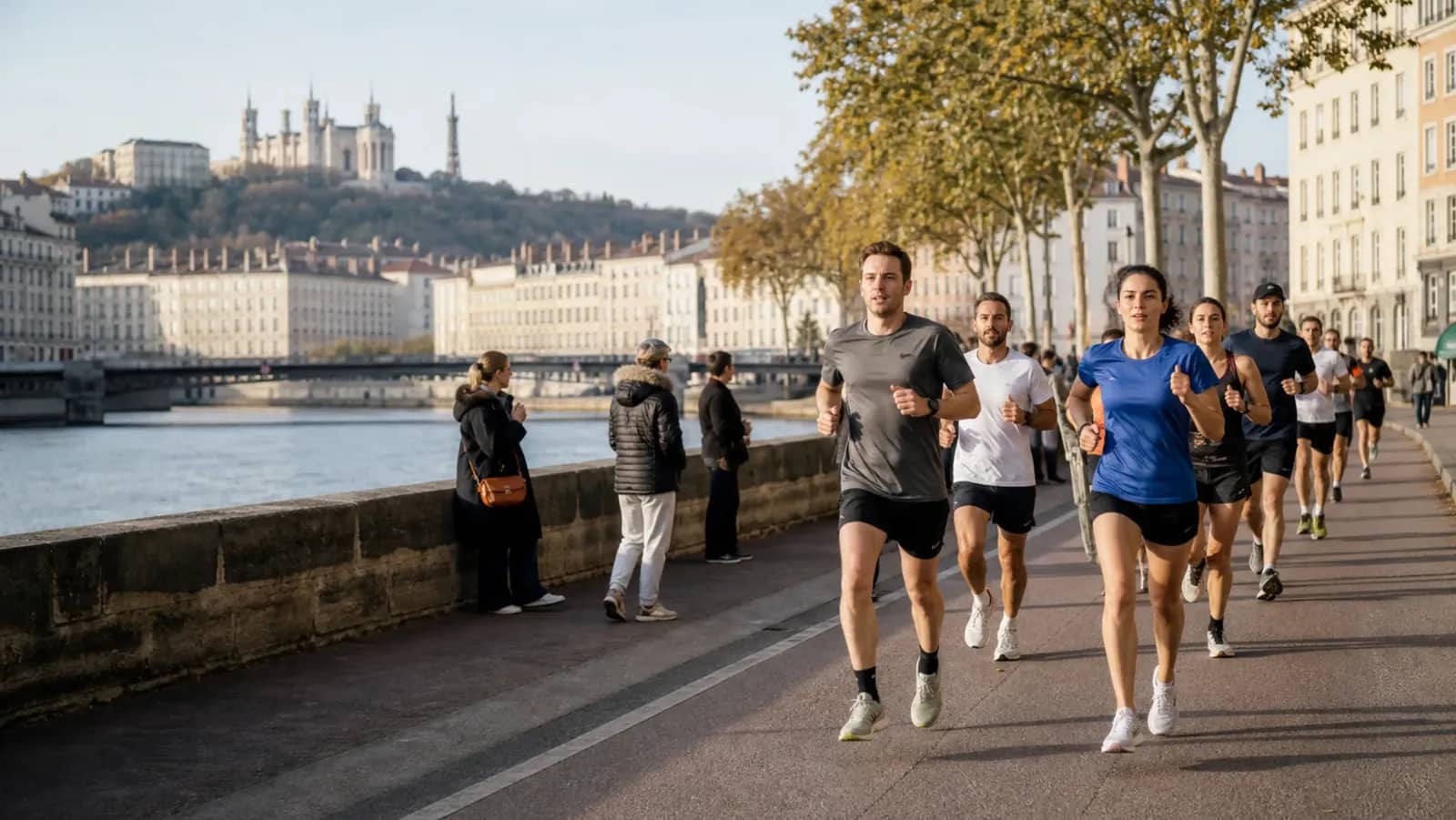 Coureurs à pied sur les quais de Saône à Lyon avec Fourvière en arrière-plan