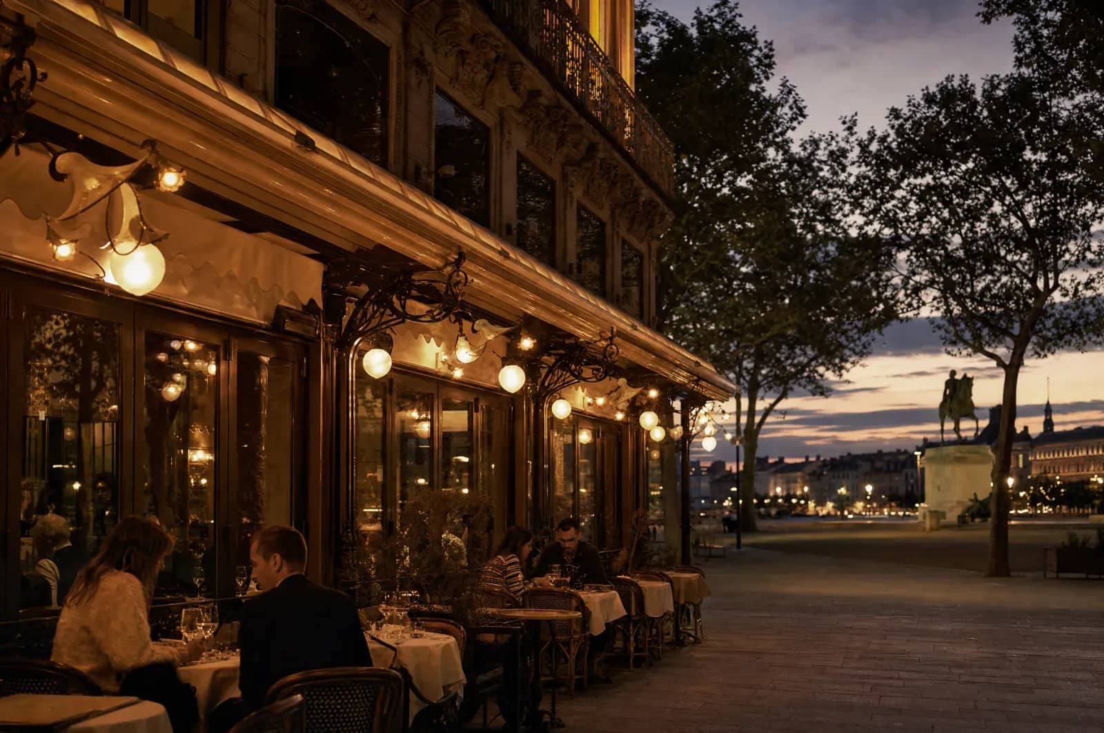 Terrasse de brasserie Belle Époque sur la Presqu'île de Lyon à la tombée du soir