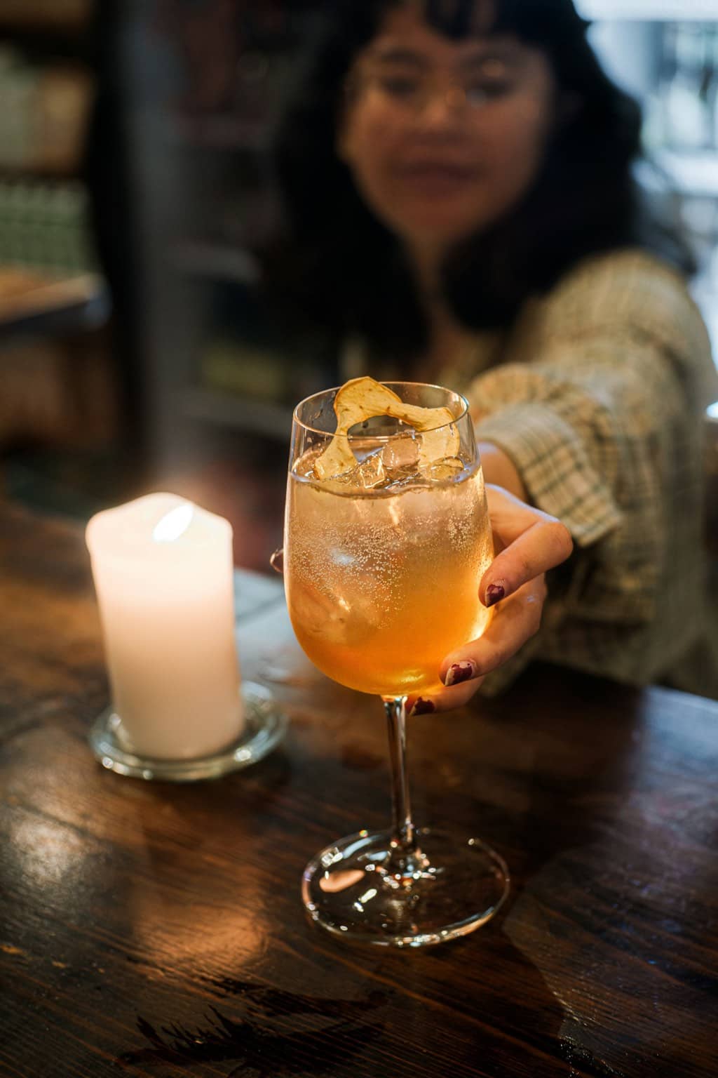 Cocktail élégant servi à la lueur d'une bougie