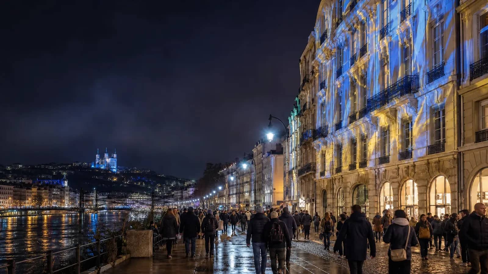 Promenade nocturne sur les quais de Saône à Lyon pendant la Fête des Lumières