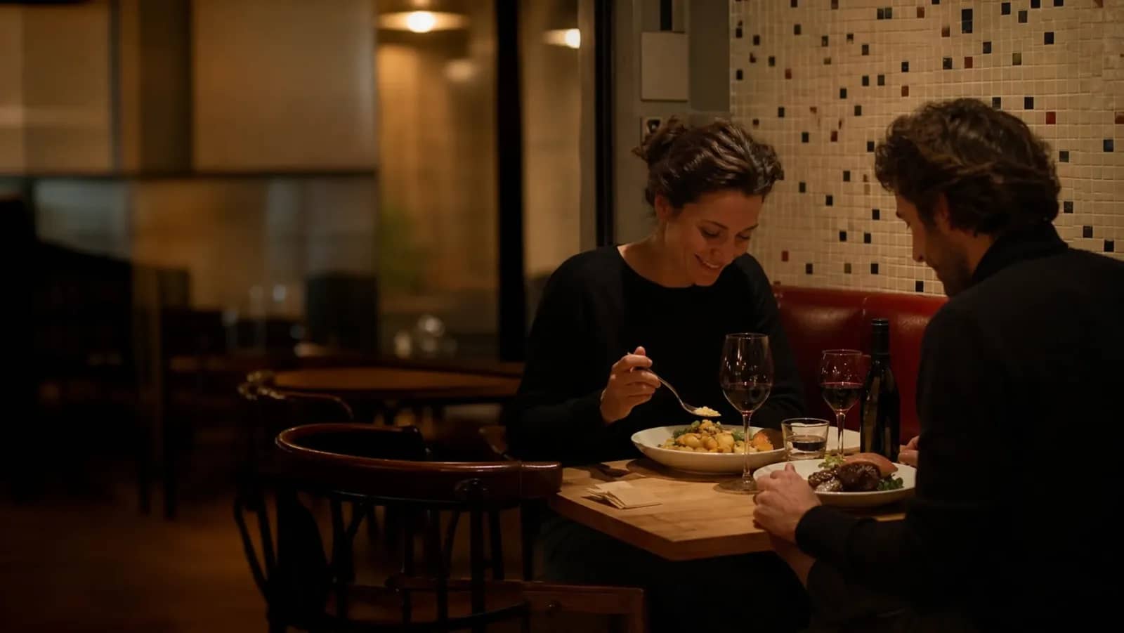 Dîner de cinéphiles dans un bistrot lyonnais avant une séance