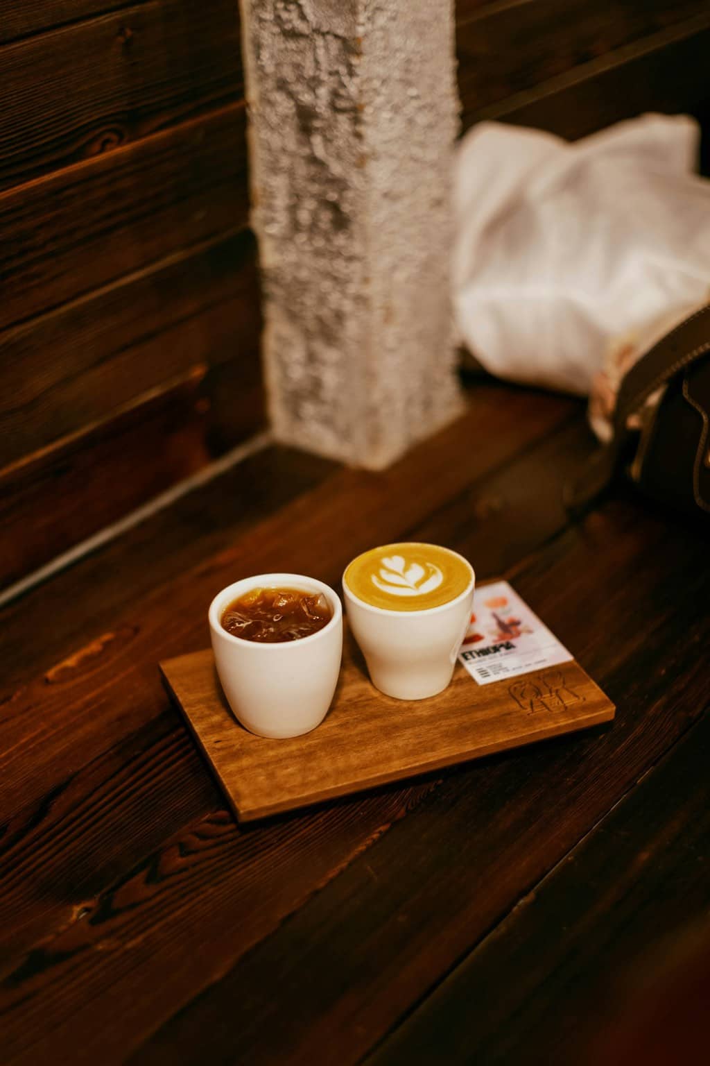 Deux boissons café posées sur un plateau en bois