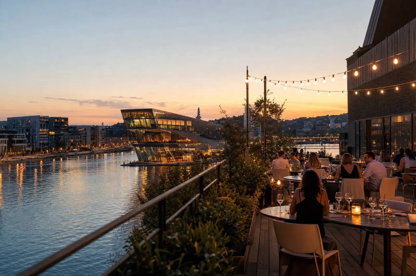 Terrasse moderne en bord de Saône à la Confluence de Lyon au coucher du soleil